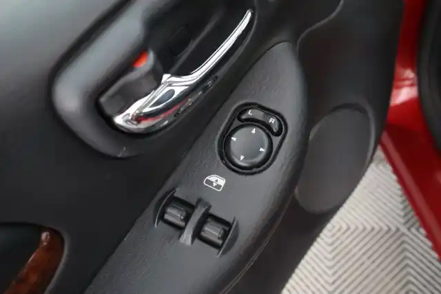 Punainen Sedan, Chrysler Neon – OXG-121