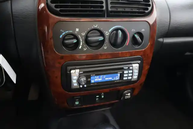 Punainen Sedan, Chrysler Neon – OXG-121