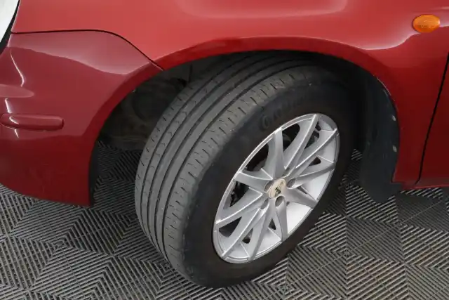 Punainen Sedan, Chrysler Neon – OXG-121