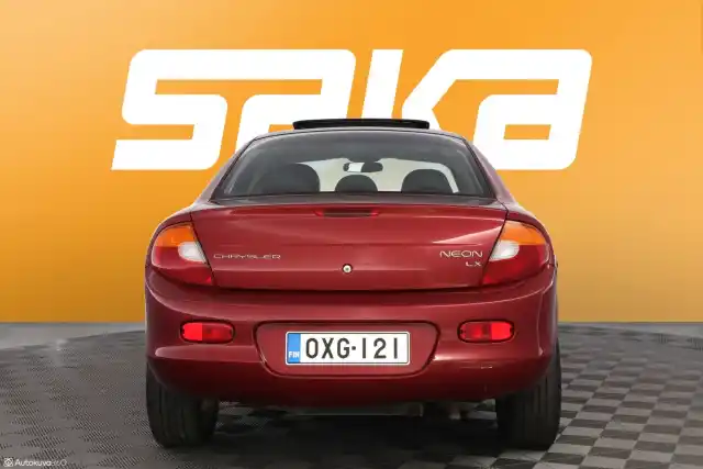 Punainen Sedan, Chrysler Neon – OXG-121