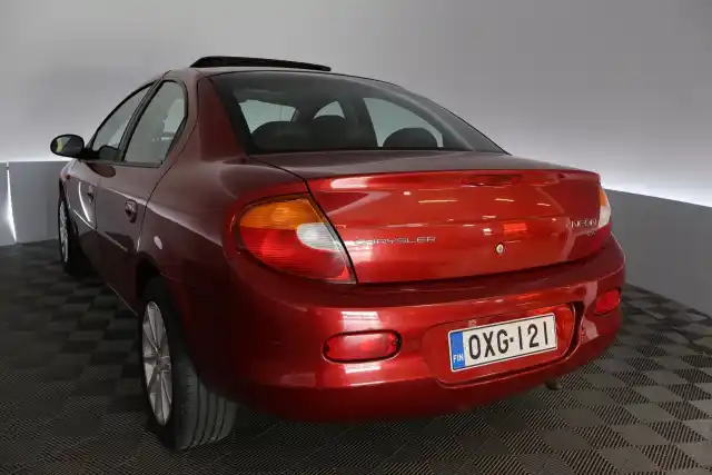 Punainen Sedan, Chrysler Neon – OXG-121