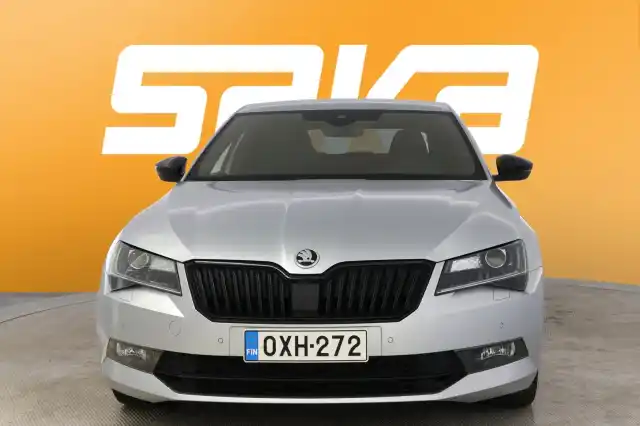 Harmaa Sedan, Skoda Superb – OXH-272