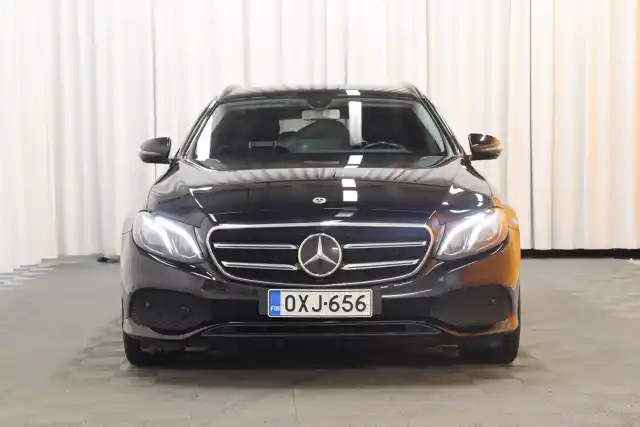 Musta Farmari, Mercedes-Benz E – OXJ-656