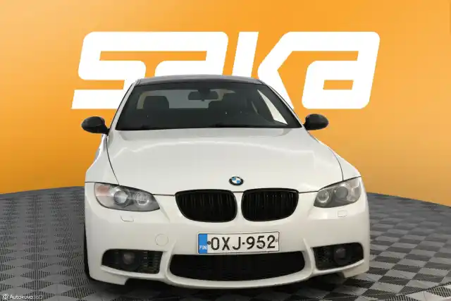 Valkoinen Coupe, BMW 335 – OXJ-952