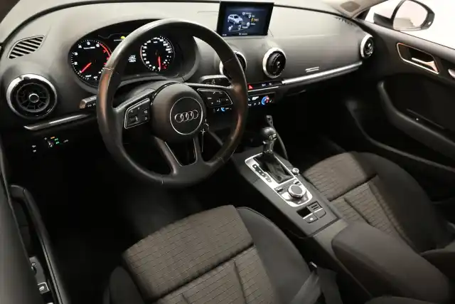 Valkoinen Viistoperä, Audi A3 – OXM-786