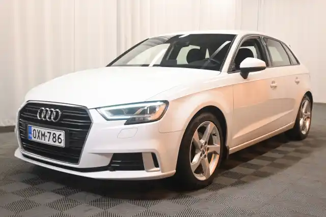 Valkoinen Viistoperä, Audi A3 – OXM-786