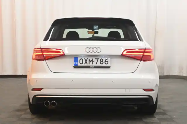 Valkoinen Viistoperä, Audi A3 – OXM-786