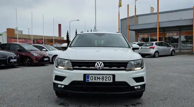Valkoinen Maastoauto, Volkswagen Tiguan – OXM-820