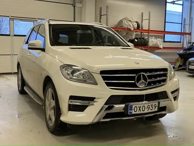 Valkoinen Maastoauto, Mercedes-Benz ML – OXO-939