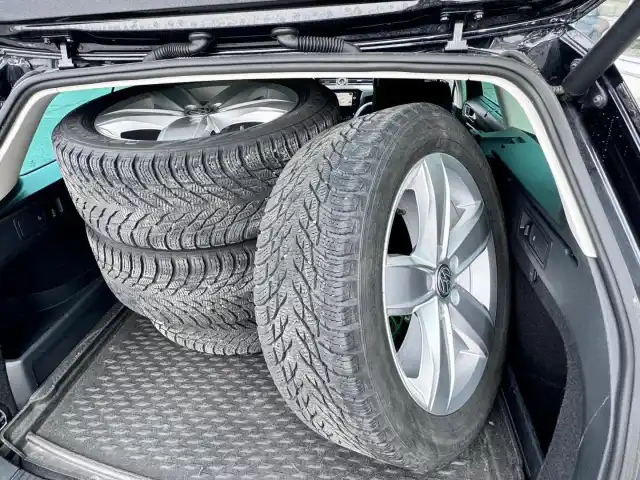 Musta Farmari, Volkswagen Passat – OXP-908