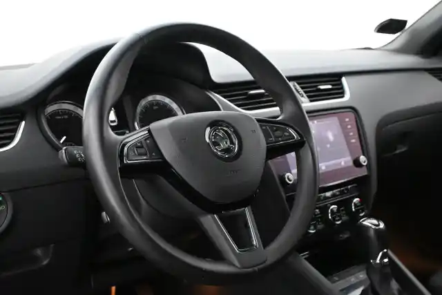 Musta Farmari, Skoda Octavia – OXV-955