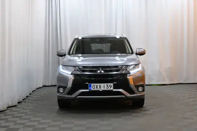 Harmaa Maastoauto, Mitsubishi Outlander PHEV – OXX-139