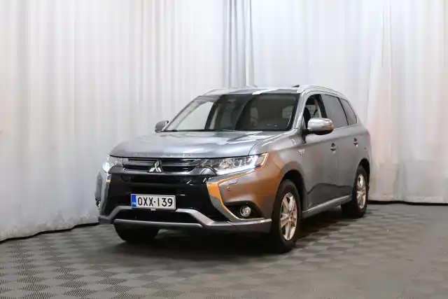 Harmaa Maastoauto, Mitsubishi Outlander PHEV – OXX-139