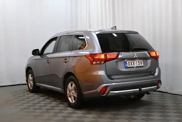 Harmaa Maastoauto, Mitsubishi Outlander PHEV – OXX-139