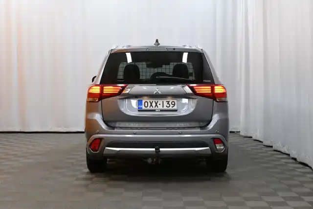 Harmaa Maastoauto, Mitsubishi Outlander PHEV – OXX-139