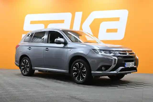 Harmaa Maastoauto, Mitsubishi Outlander PHEV – OXX-139