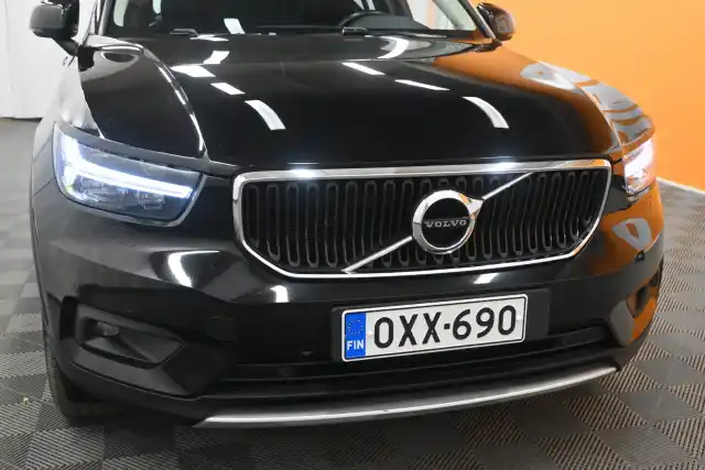 Musta Maastoauto, Volvo XC40 – OXX-690