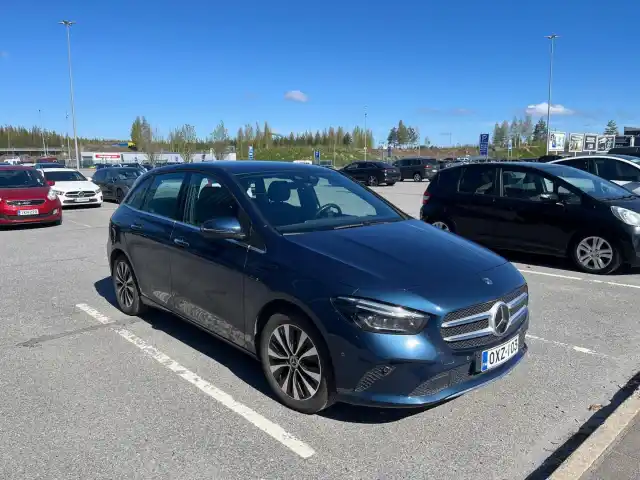 Sininen Tila-auto, Mercedes-Benz B – OXZ-103