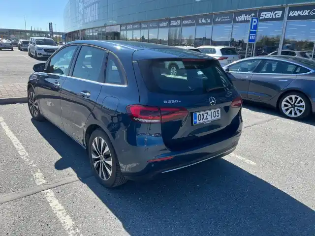 Sininen Tila-auto, Mercedes-Benz B – OXZ-103