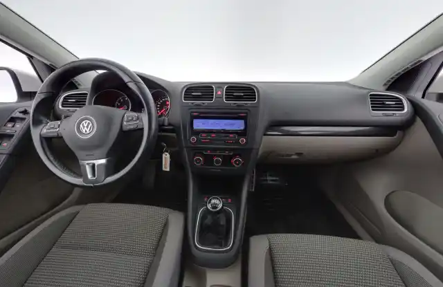 Valkoinen Viistoperä, Volkswagen Golf – OYP-444