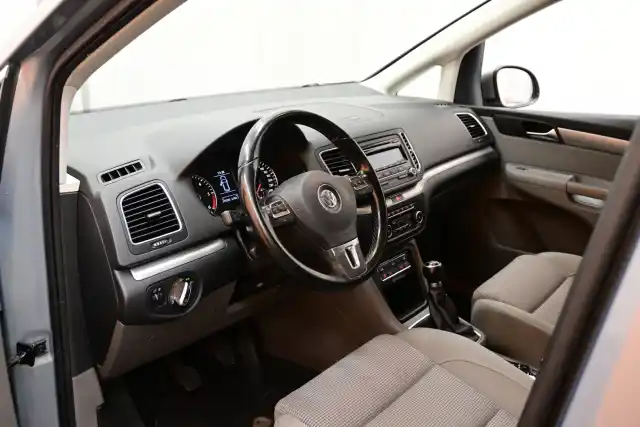 Harmaa Tila-auto, Volkswagen Sharan – OYR-603