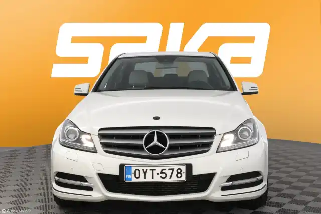 Valkoinen Sedan, Mercedes-Benz C – OYT-578
