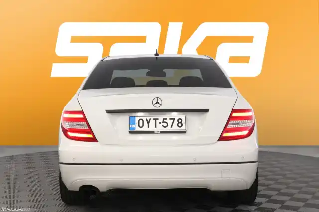 Valkoinen Sedan, Mercedes-Benz C – OYT-578