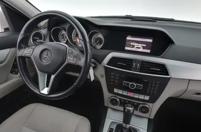 Valkoinen Sedan, Mercedes-Benz C – OYT-578