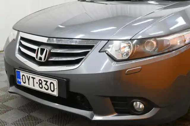 Harmaa Sedan, Honda Accord – OYT-830