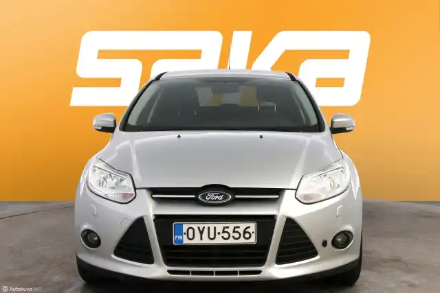 Harmaa Sedan, Ford Focus – OYU-556