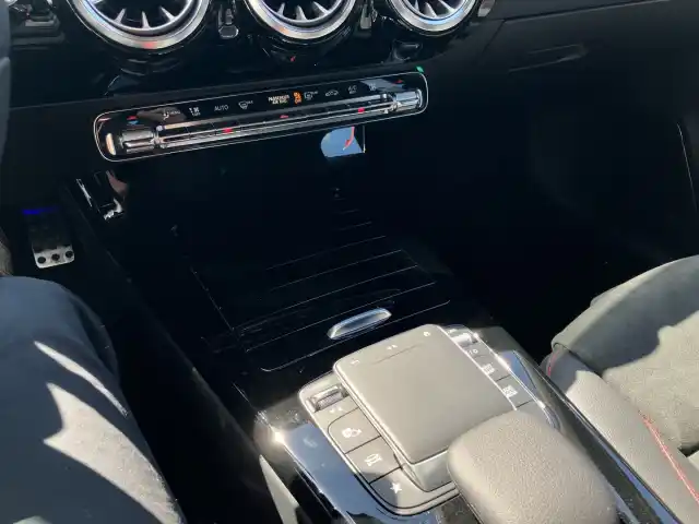 Keltainen Viistoperä, Mercedes-Benz A – OZB-352