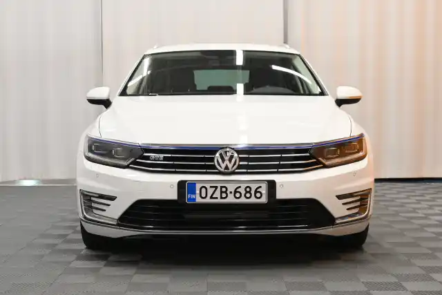 Valkoinen Farmari, Volkswagen Passat – OZB-686