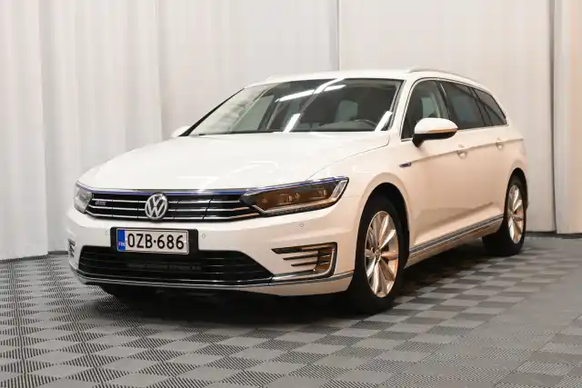 Valkoinen Farmari, Volkswagen Passat – OZB-686