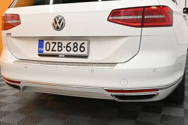 Valkoinen Farmari, Volkswagen Passat – OZB-686