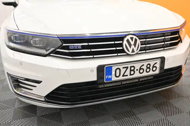 Valkoinen Farmari, Volkswagen Passat – OZB-686