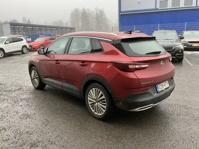 Punainen Maastoauto, Opel Grandland X – OZB-977