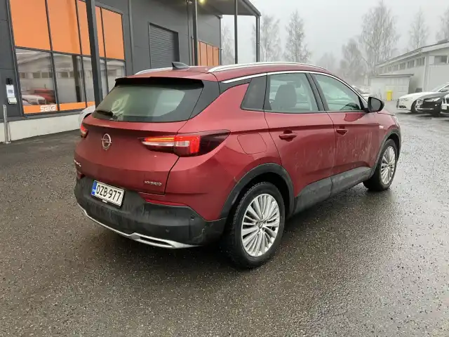 Punainen Maastoauto, Opel Grandland X – OZB-977