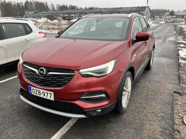 Punainen Maastoauto, Opel Grandland X – OZB-977