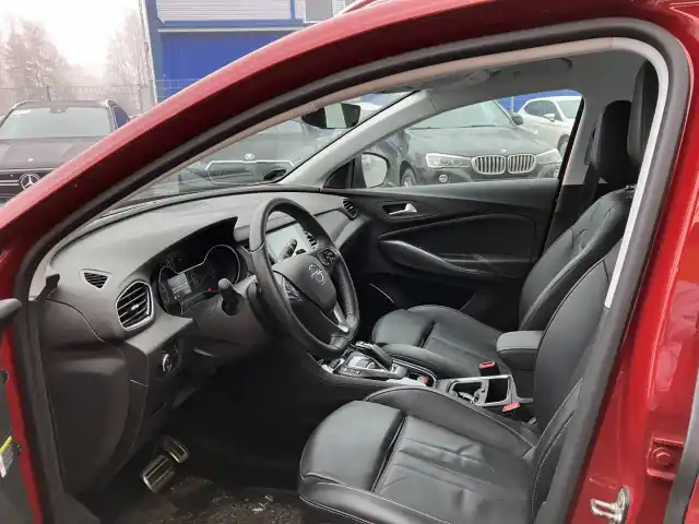 Punainen Maastoauto, Opel Grandland X – OZB-977