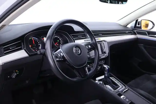 Valkoinen Farmari, Volkswagen Passat – OZC-642