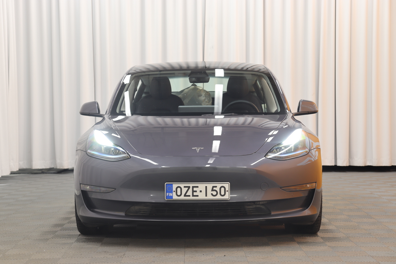 Harmaa Sedan, Tesla Model 3 – OZE-150, kuva 2