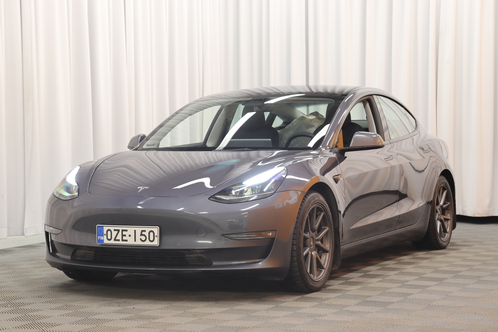 Harmaa Sedan, Tesla Model 3 – OZE-150