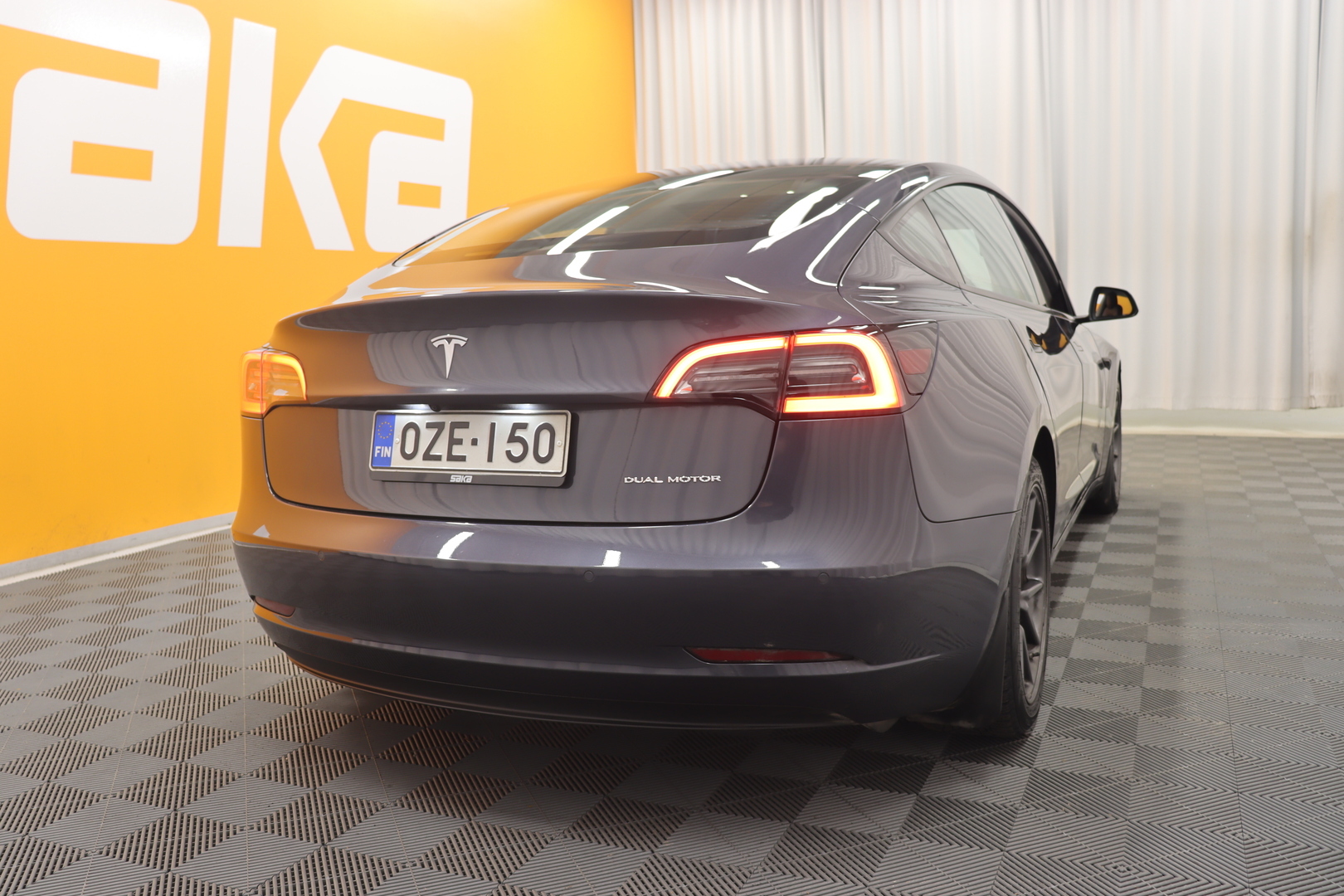 Harmaa Sedan, Tesla Model 3 – OZE-150, kuva 7