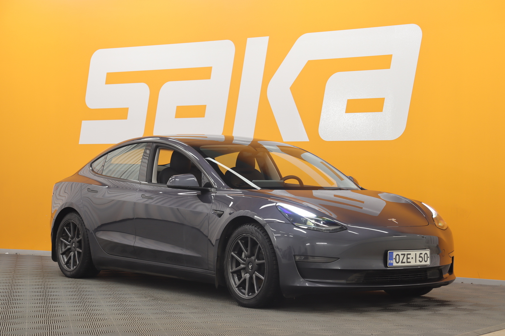 Harmaa Sedan, Tesla Model 3 – OZE-150, kuva 1