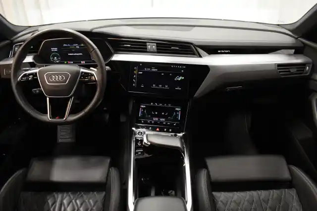 Valkoinen Maastoauto, Audi e-tron – OZE-591