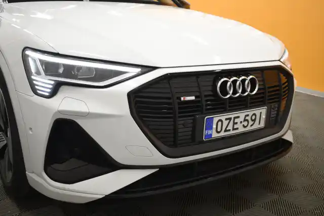 Valkoinen Maastoauto, Audi e-tron – OZE-591