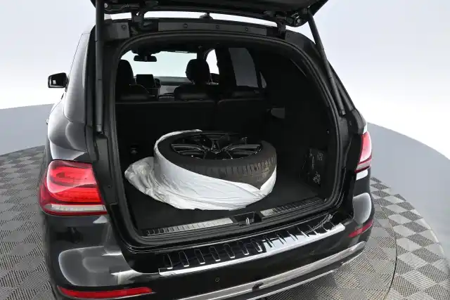 Musta Maastoauto, Mercedes-Benz GLE – OZF-247
