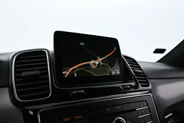 Musta Maastoauto, Mercedes-Benz GLE – OZF-247