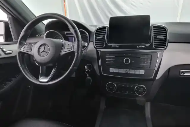 Musta Maastoauto, Mercedes-Benz GLE – OZF-247
