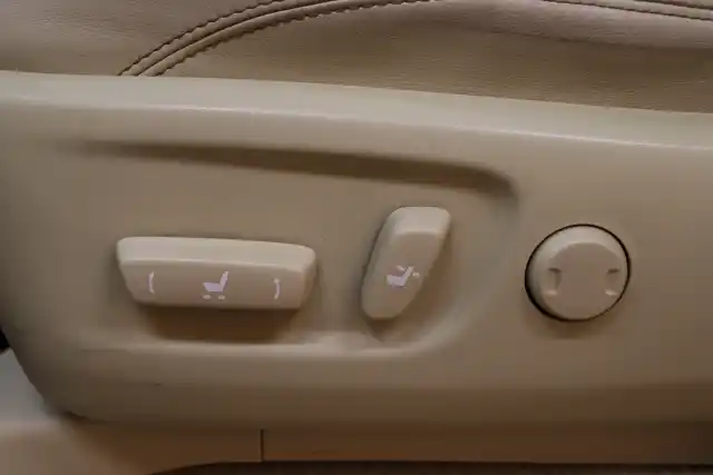 Ruskea (beige) Maastoauto, Toyota LAND CRUISER – OZF-443